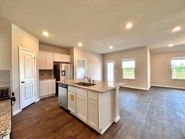 Building Photo - Beautiful 3/BR 2/BA Home with Upgraded Kit...