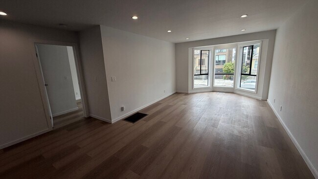 Building Photo - 1630 Oakdale Ave