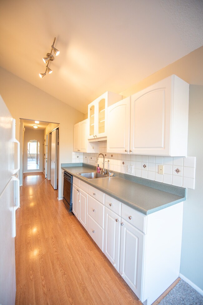 Building Photo - 2562 Thorndyke Ave W