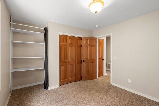 Building Photo - Spacious 3-Bedroom Home in Sought-After Valley West