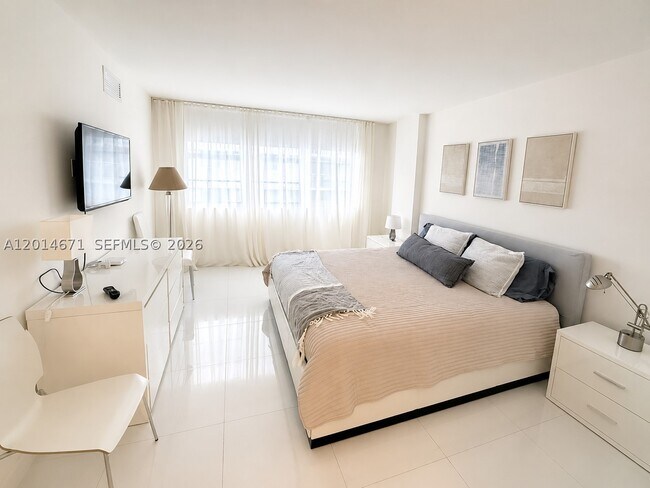 Building Photo - 6917 Collins Ave