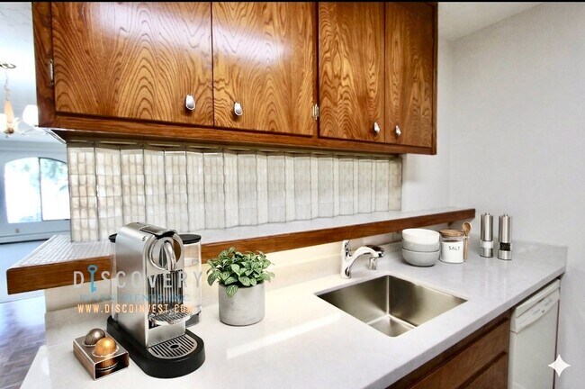 Building Photo - Spacious One Plus Bedroom Condominum off Broadway Terrace