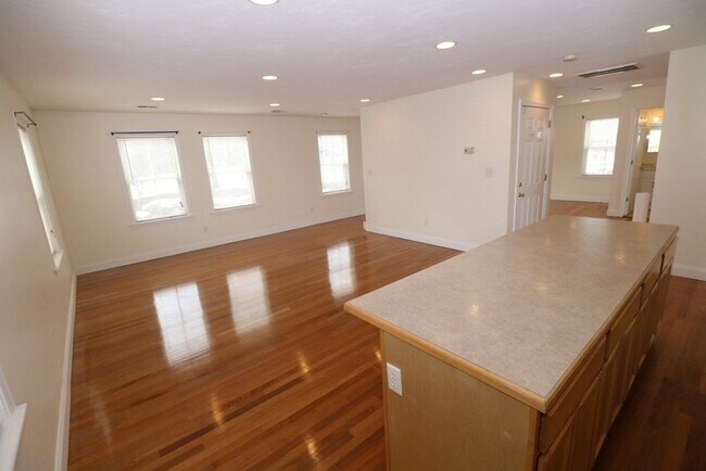 Building Photo - 76 Seaver St