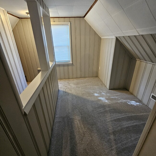 Building Photo - 3 Bedroom Large Bungalow w/ Attached 2 Car...