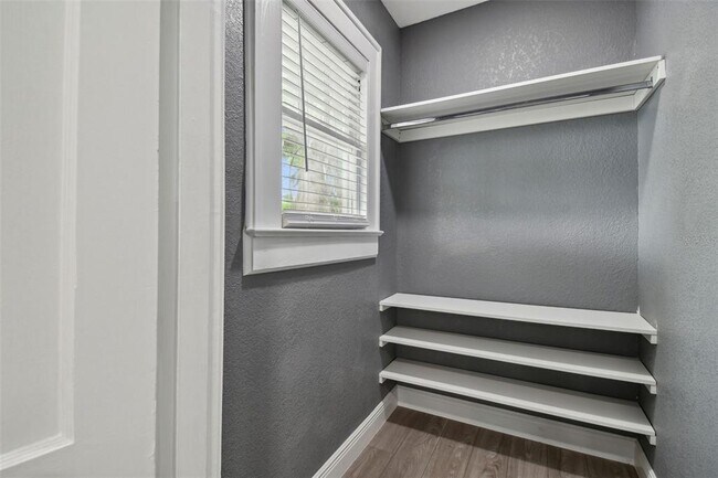 Building Photo - 6810 N Navin Ave
