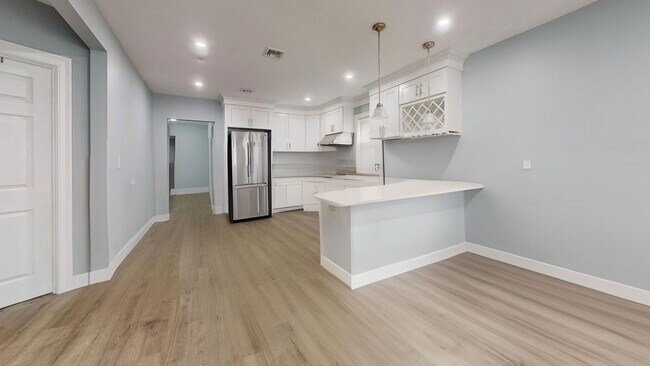Building Photo - Modern home in Newton available for rent as early as July 1st!