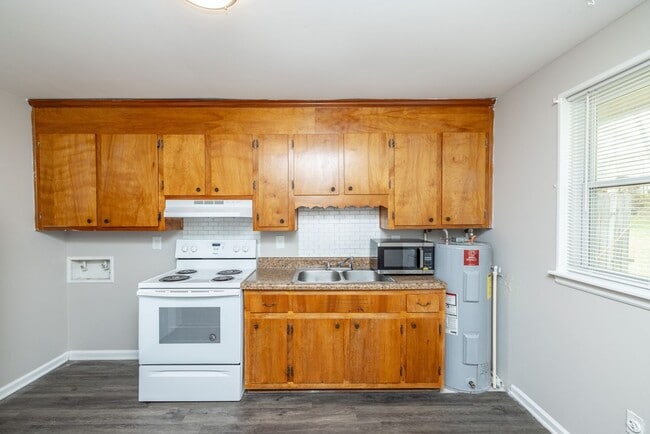Building Photo - Charming 2-Bedroom Duplex in Colonial Heights