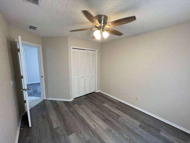 Building Photo - Available October 1st!  4 Bedroom, 2 Bathr...