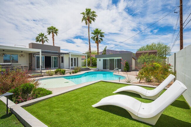 Building Photo - European-inspired Mid-Century Henderson Home!