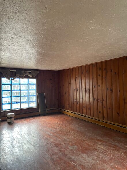 Living room - 35949 Hiawatha Blvd
