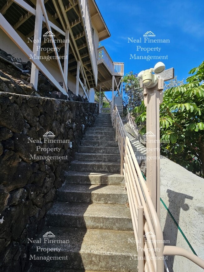 Building Photo - Studio/1 Bathroom Apartment. 60 steps walk up to the apartment. No parking. Rented as shown