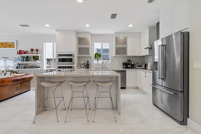 Building Photo - 2930 Catalina St