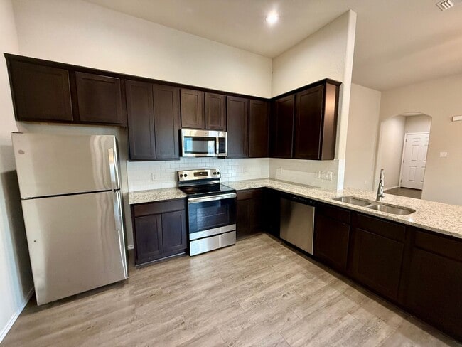 Building Photo - Luxury 3-bedroom, 2-bathroom Duplex in Seg...