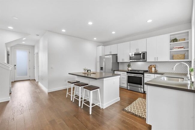 Building Photo - 3600 Clary Wy