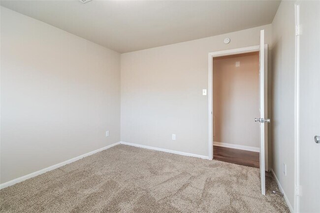 Building Photo - 14003 Apple Dr