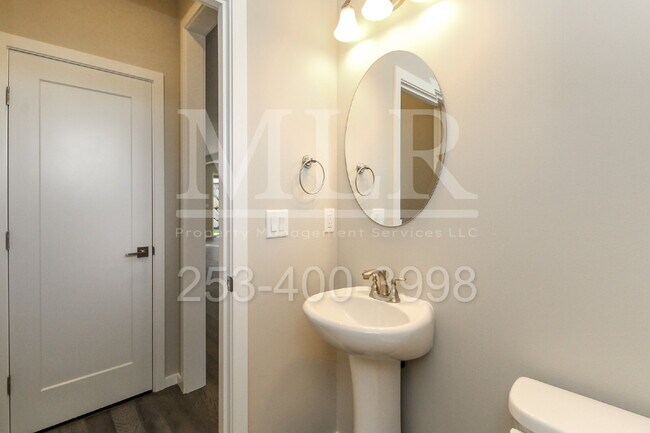 Building Photo - Nearly New Scenic Hill Home with Spacious ...