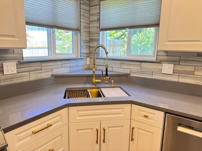 Building Photo - Fully updated 3 bed/2.5 bath home