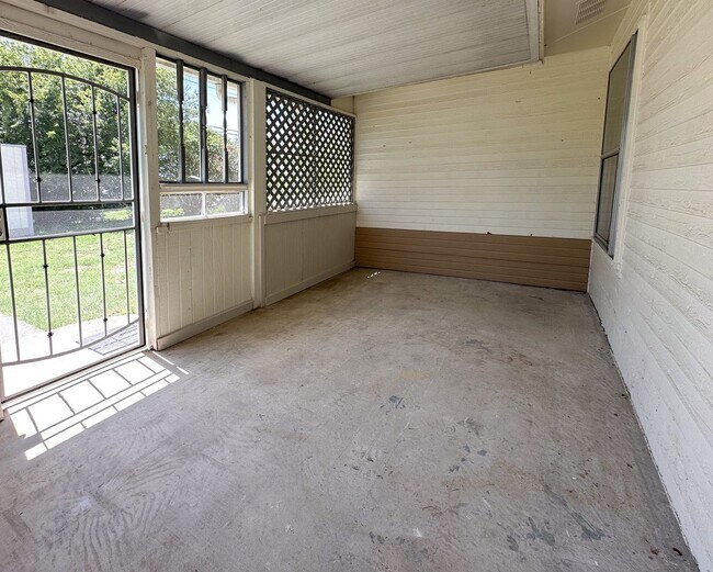 Building Photo - Charming 3-Bedroom, 2-Bathroom Home – Avai...
