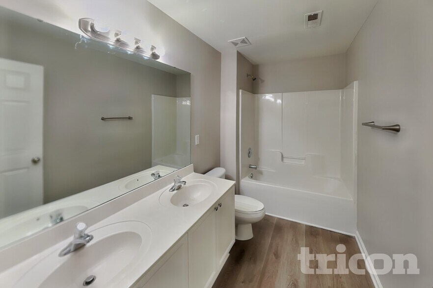 Building Photo - 1002 Hollingdale Ct