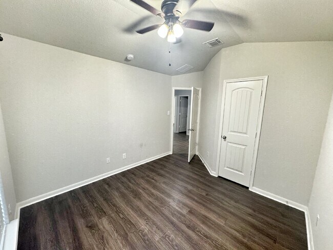 Building Photo - Charming single story 3-bedroom 2-bath hom...