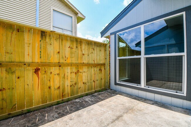 Building Photo - 17022 Quail Park Dr