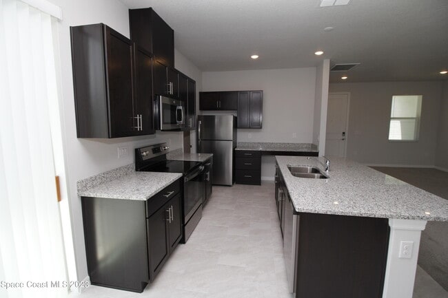 Building Photo - 743 Andrew St SE