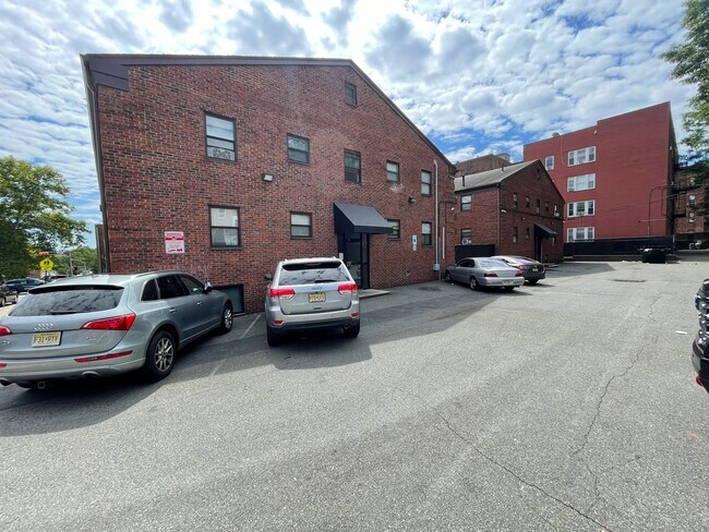 Building Photo - 75 N. Arlington Ave