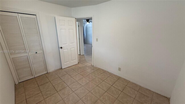 Building Photo - 4940 SW 28th Terrace