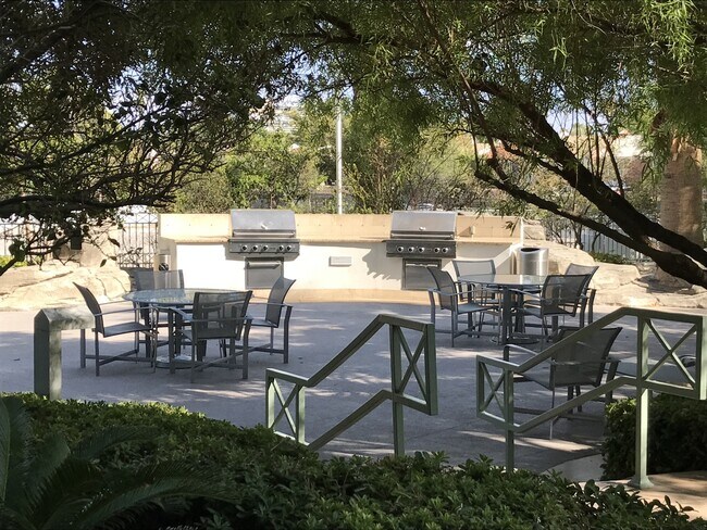 Building Photo - UNFURNISHED Turnberry Towers East-Phenomenal Upscale 1 Bdrm/1.5 Bath Condo on 17th Floor!