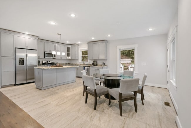 Building Photo - 7900 Heritage Dr