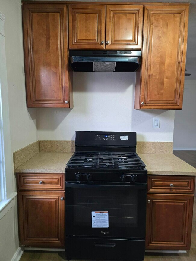 Building Photo - 916 W 59th Pl