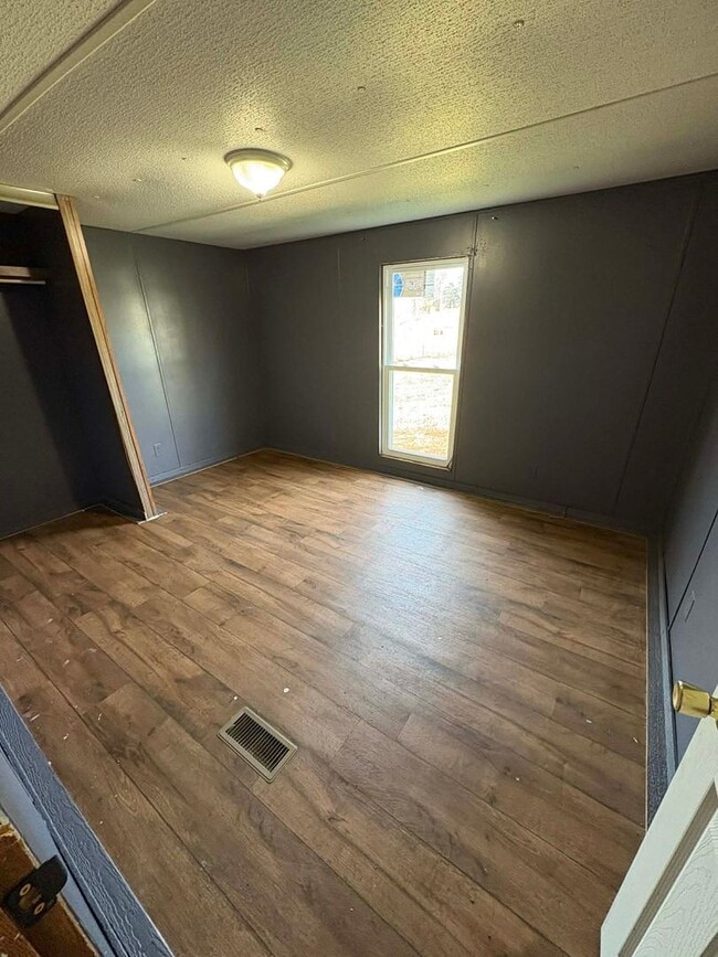 Building Photo - Country Living!