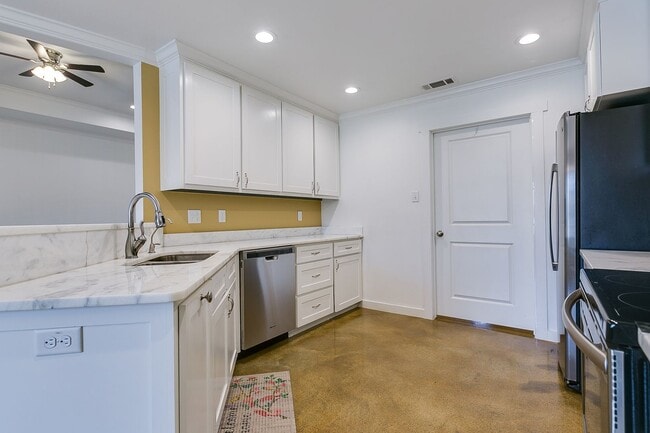 Building Photo - 5918 Southampton Pl