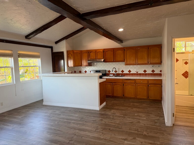 Building Photo - 12621 Victoria Ave