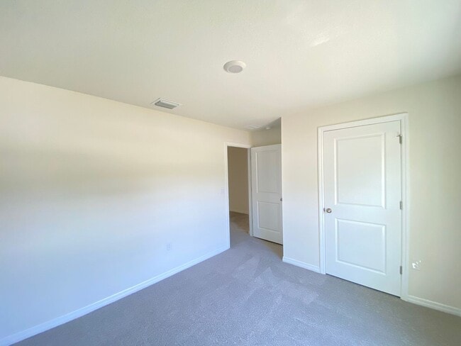 Building Photo - NOT AVAILABLE TO SHOW UNTIL MID APRIL Desirable Lake Diamond Subdivision 4/2/2 **Won't Last*