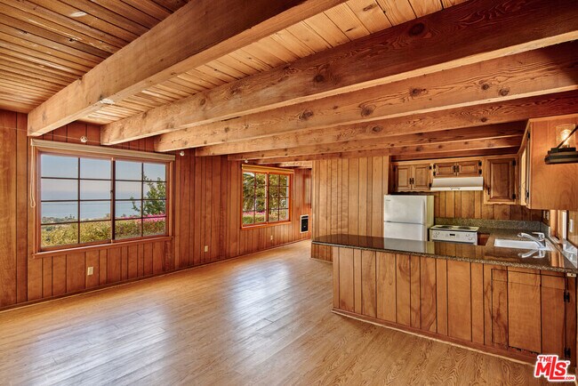 Building Photo - 5561 Horizon Dr