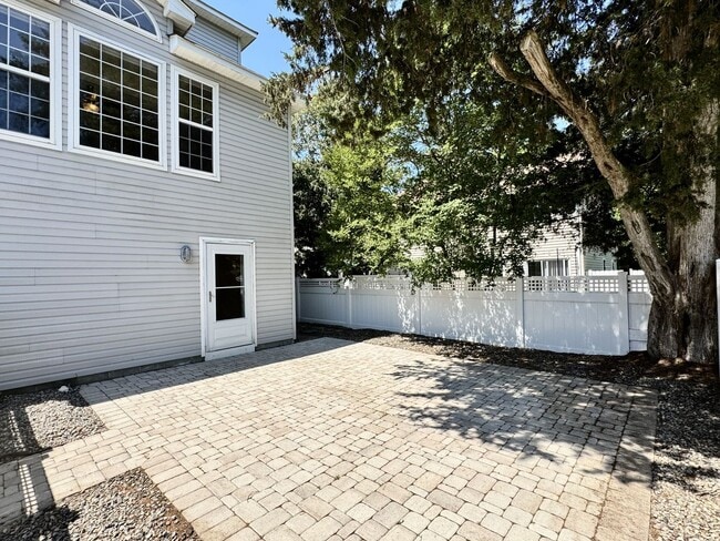 Building Photo - A Chesapeake Bay Townhome w/Garage, Available NOW! 2 Downstairs Bedrooms - Pet Friendly - 2 Balco...