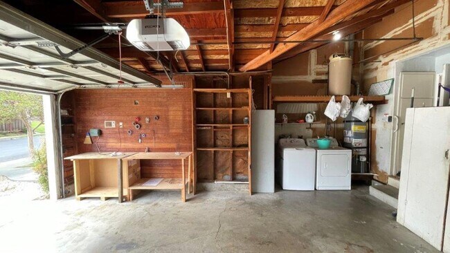 Building Photo - Nice 4 bedroom 2 bathroom home with sparkling pool. 1937 sq ft on Pleasant Hill Border