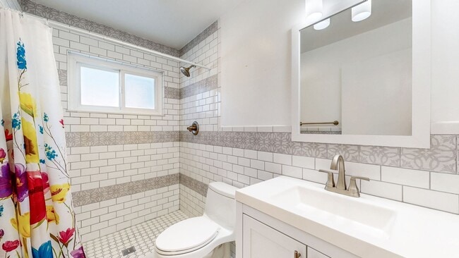 Building Photo - Delightful 2 Bedroom 1 Bath Unit with 1 Car Garage