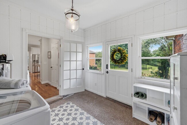Building Photo - 1733 Carriage Ct