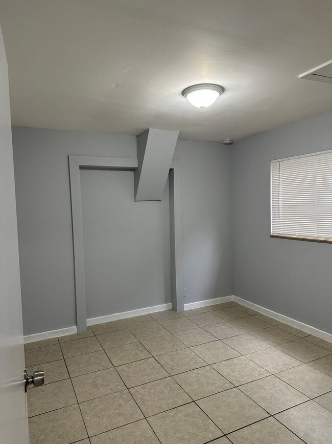 Building Photo - 5/2 Home For Rent