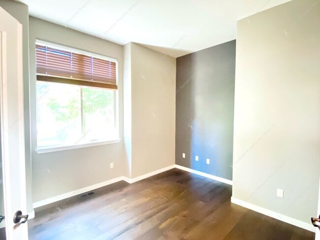 Building Photo - Experience Luxury Living in Broken Top wit...