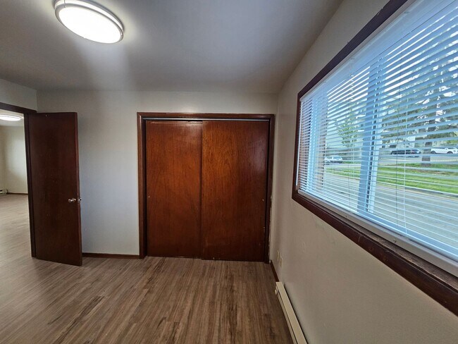 Building Photo - 2bed/1bath 2 block from EWU Campus with free parking!  $750 move in fees waived
