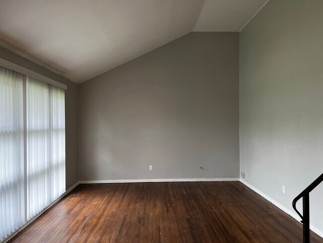 Building Photo - 3 BR 1.5 BA split-level with attached 1 car garage