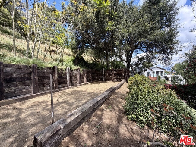 Building Photo - 6871 Pacific View Dr