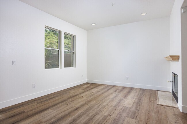 Building Photo - Charming Ground-Level Condo in California ...