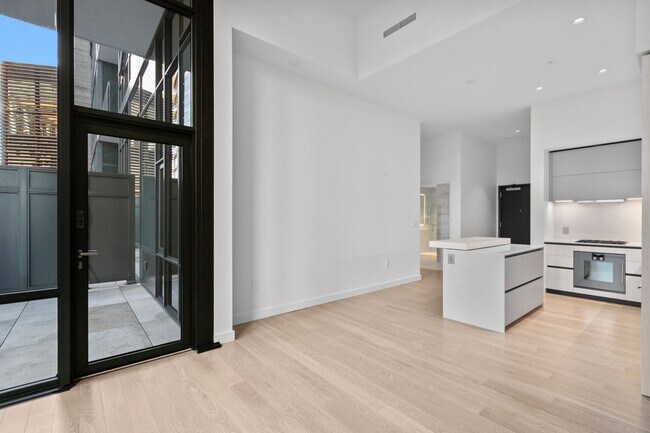 Building Photo - Luxury Executive Condo w/AC in the Heart o...