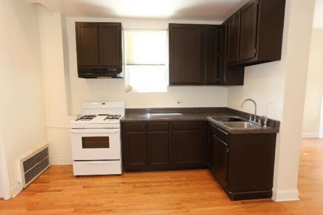 Building Photo - 3 bedroom in Chicago IL 60642