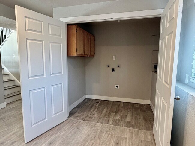 Building Photo - Spacious 4 bedroom, 3 bathroom home in the heart of Aurora is ready for immediate move in! Conven...