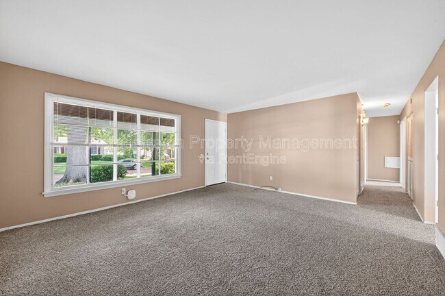 Building Photo - 1310 Petite Dr
